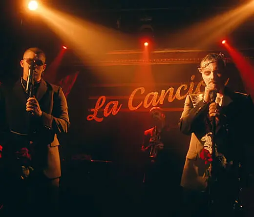 En un club nocturno, J Balvin y Bad Bunny interpretan La Cancin, melanclico tema de Oasis.